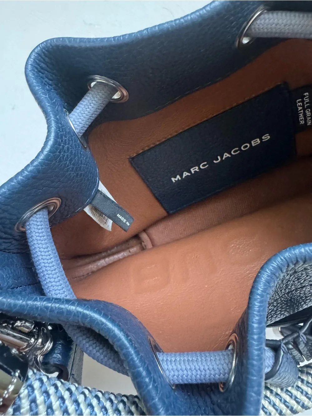 Marc Jacobs The Learher Bucket Bag - Picture 9 of 16